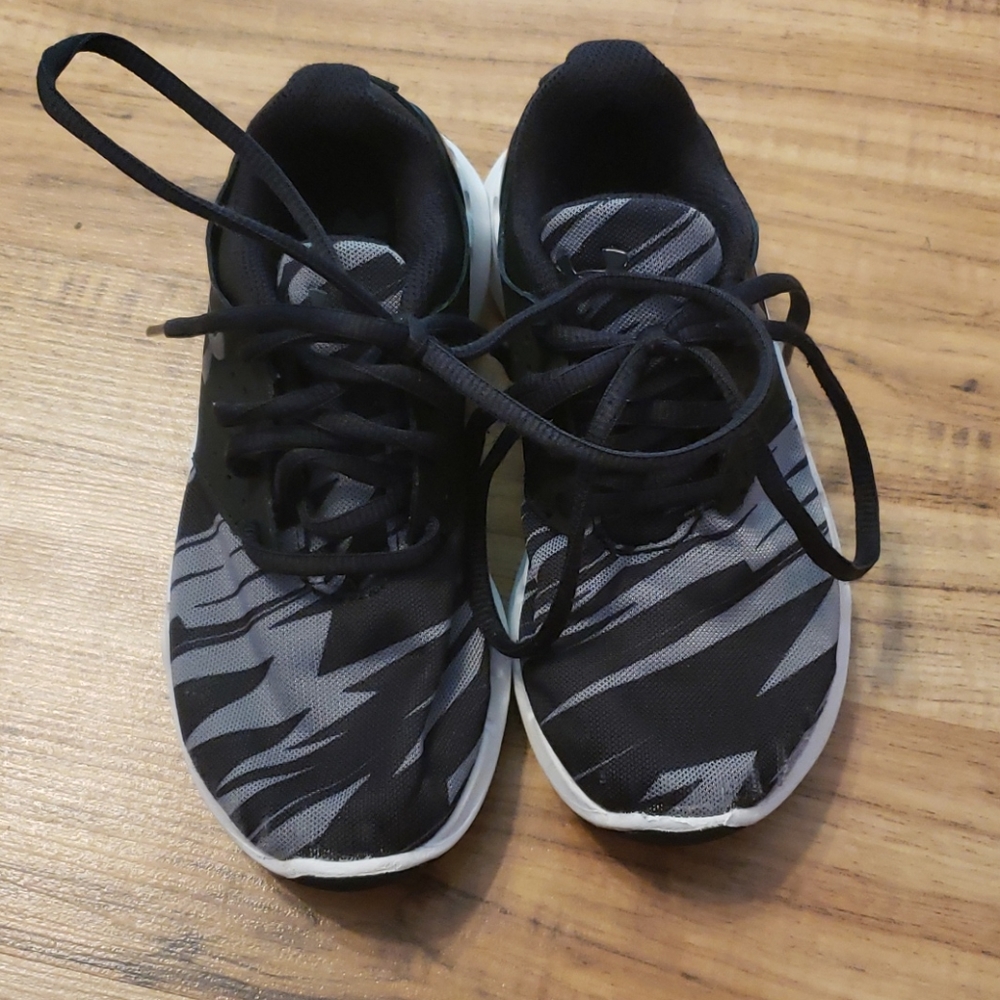 Kids size 13 under armour shoes